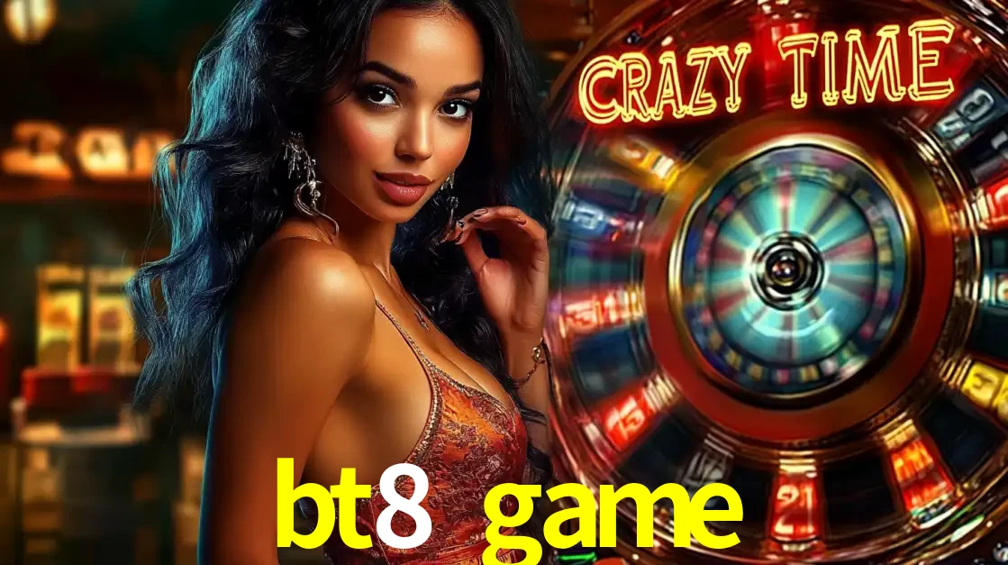 Mulher elegante ao lado da vibrante roda da fortuna do jogo de cassino ao vivo Crazy Time, um dos game shows mais populares e cheios de prêmios do bt8 game.